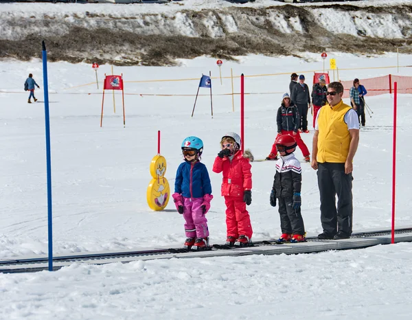 孩子们在奥地利滑雪滑雪学校 — 图库照片