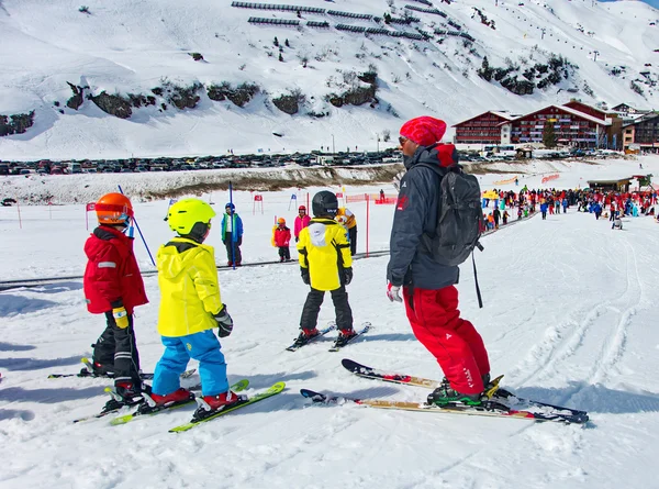 Діти, катання на лижах в Австрії Лижна школа — стокове фото