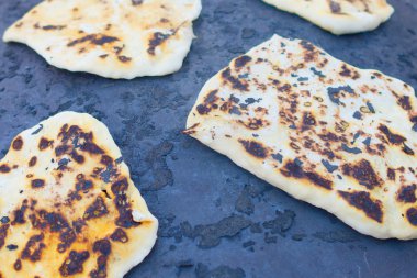 Pita ekmeği Saj veya Tava pişirme