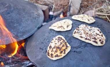 Pita ekmeği Saj veya Tava pişirme