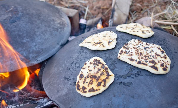 Fladenbrot backen auf einem saj oder tava — Stockfoto