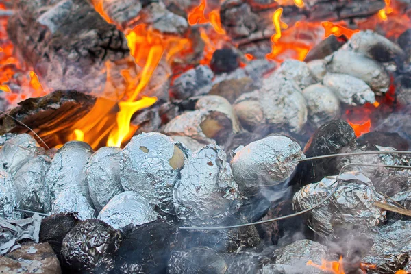 Pommes de terre cuites dans un feu de joie — Photo