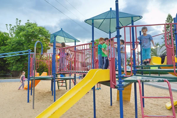 Kinderen in een speeltuin — Stockfoto