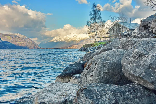 Stuga på sjön Thun — Stockfoto