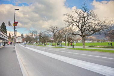 Ağaç ve dağlar Interlaken, İsviçre