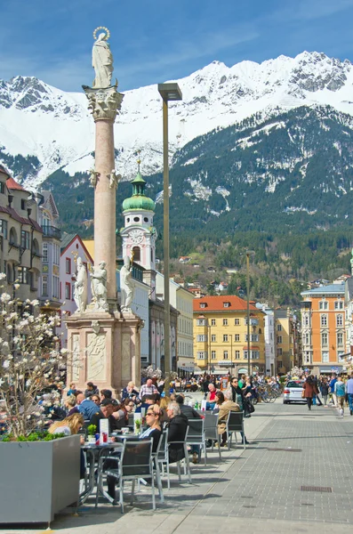 Menschen genießen einen Frühlingstag in innsbruck, Österreich — Stockfoto