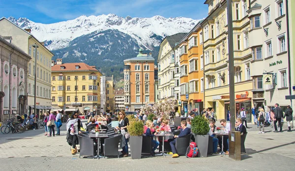 Osób korzystających z dnia wiosny w Innsbruck, Austria — Zdjęcie stockowe