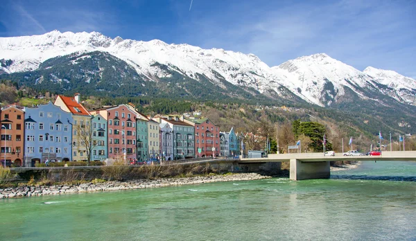 Zabytkowej architektury i śnieg ograniczona górami w Innsbrucku, Au — Zdjęcie stockowe