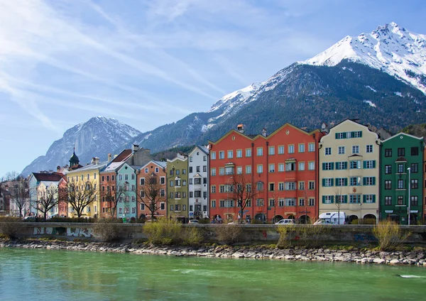 Historic architecture and snow capped mountains in Innsbruck, Au — Stock Photo, Image