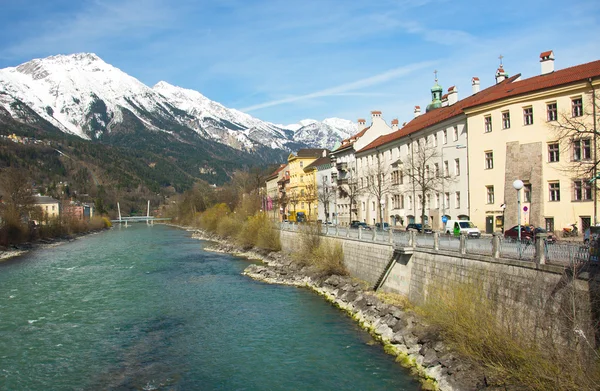 Historické architektury a sníh vrcholky hor. v Innsbrucku, Au — Stock fotografie