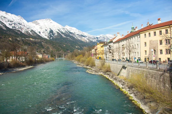 Historic architecture and snow capped mountains in Innsbruck, Au — Stock Photo, Image