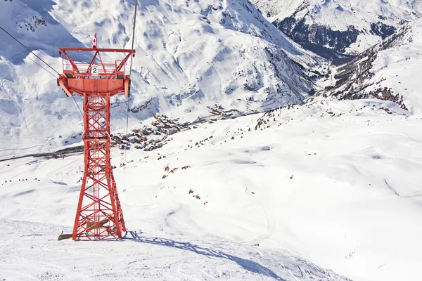 Ski gondol pylon i Lech - Zürs ski resort i Österrike — Stockfoto