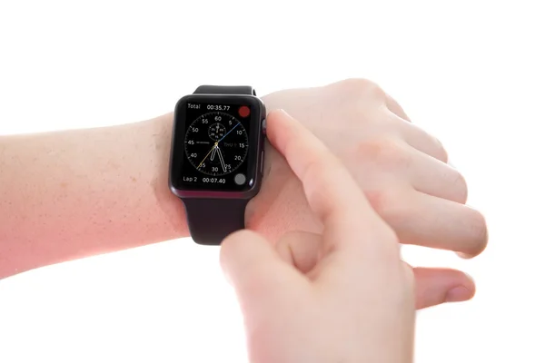 Señora con un Apple Watch con cara de cronógrafo — Foto de Stock