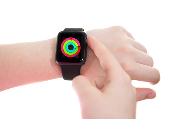 Señora con un Apple Watch con mirada de actividad — Foto de Stock