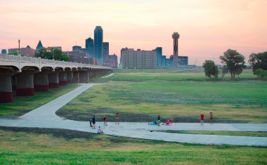 Dallas manzarası önünde emekçilerin