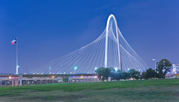 Margaret Hunt Hill Bridge por la noche en Dallas, Texas — Foto de Stock