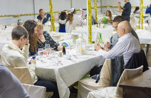 Persone che cenano nel Sukkah — Foto Stock