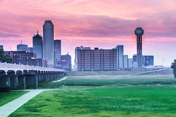 市中心的德克萨斯州达拉斯市地平线在蓝色小时 — 图库照片