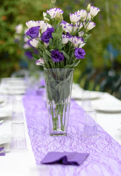 Tavolo esterno allestito per una festa in viola e bianco — Foto Stock