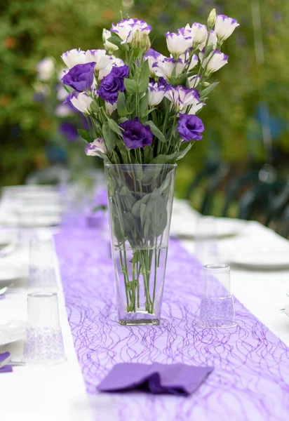 Na zewnątrz tabeli zamieszczonej na imprezę w fioletowy i biały Obrazek Stockowy