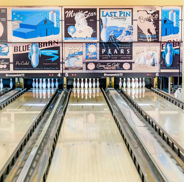 Bowling in stile retrò con i vecchi tempi aggiunge — Foto Stock