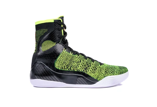 Moderne hoge-top groene en zwarte basketbal schoen sneaker — Stockfoto