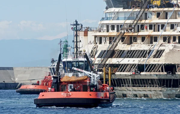Il relitto della Costa Concordia entra nel porto di Genova Voltri . Foto Stock Royalty Free