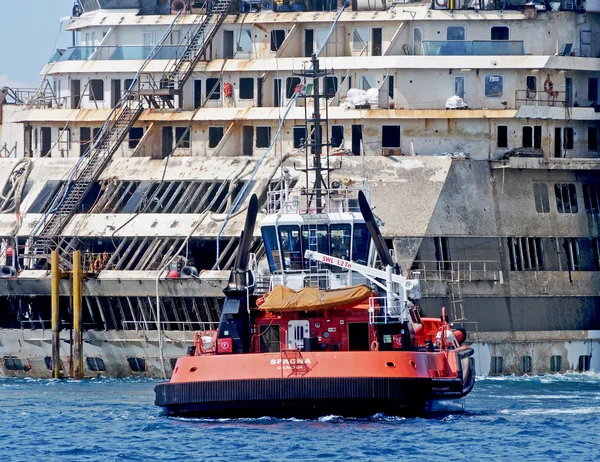 El naufragio de la Costa Concordia entra en el puerto de Génova Voltri . — Foto de Stock