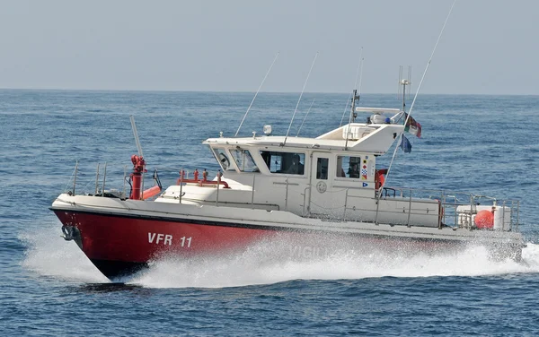 Bateau à moteur des pompiers en action à Gênes — Photo