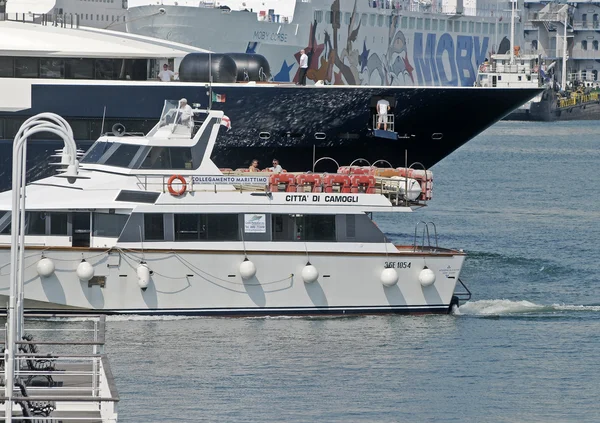 Traffico marittimo nel porto di Genova Fotografia Stock