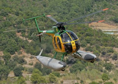 Ormanlık alanda üzerinde helikopter uçuş