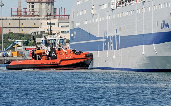 Barco de ferry y remolcador en el puerto de Génova — Foto de Stock