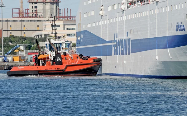 Traghetti e rimorchiatori nel porto di Genova Immagine Stock