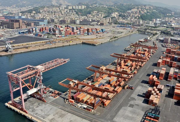 Cranes and containers at the port — Stock Photo, Image