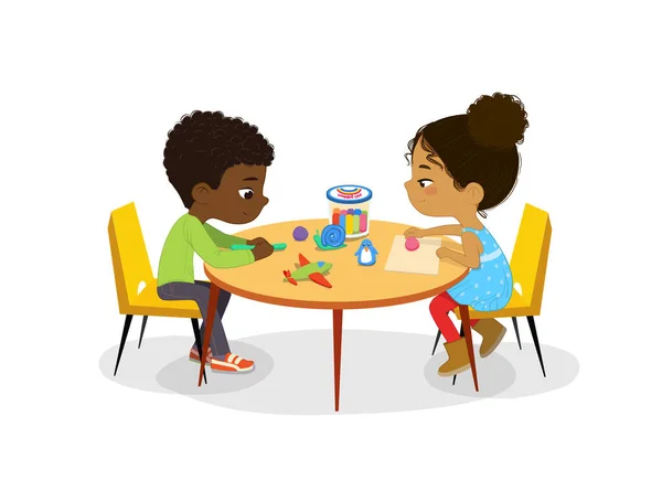Il ragazzo e la ragazza afroamericani siedono al tavolo rotondo e scolpiscono figure di argilla. Sviluppo delle capacità motorie. Attività di scultura nella classe di arte. Poster con il posto per il testo. — Vettoriale Stock