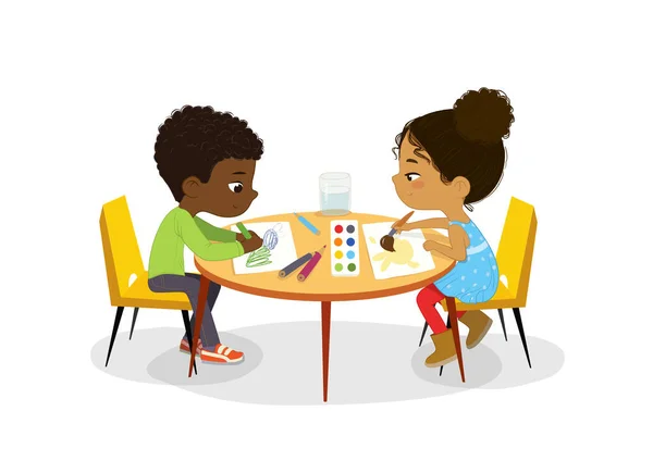 Afroamerikanische Jungen und Mädchen sitzen am runden Tisch und zeichnen mit Aquarell und Bleistift Bilder. Zeichenaktivität im Kunstunterricht. Junge und Mädchen malen Bilder mit Farben und Bleistiften. — Stockvektor