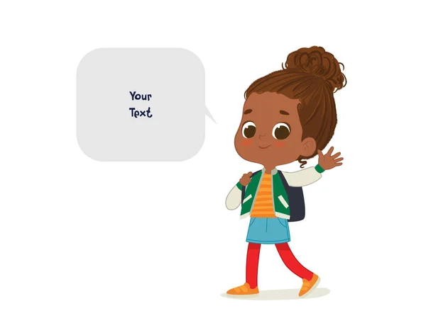 Векторна ілюстрація афроамериканської дівчини з рюкзаком іде до школи. Дошкільна дівчинка ходить до школи пішки. Шкільна дівчинка і бульбашка мовлення з місцем для тексту ізольованим на білому тлі — стоковий вектор