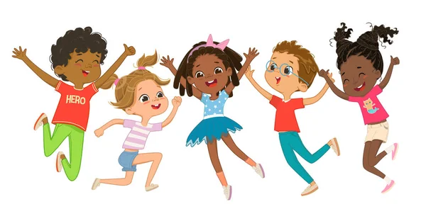 Ragazzi e ragazze multiculturali giocano insieme, saltando felicemente e ballando divertimento sullo sfondo. I bambini si stanno divertendo. Personaggi dei cartoni animati colorati. Illustrazioni vettoriali — Vettoriale Stock