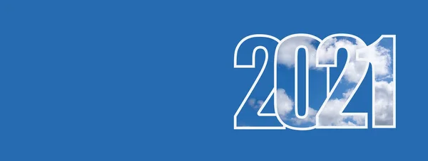 Mutlu yıllar 2021. Beyaz bulut dokusuna sahip 2021 sayıları birbirlerine eklenmiştir. İzole edilmiş mavi arkaplan, telif alanı, afiş. Yeni yıl tatili konsepti.