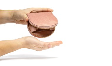 Beyaz izole edilmiş arka planda boş pembe bir cüzdan tutuyor. Yakın plan, seçici odaklanma. Mali giderler ve gelir kavramı
