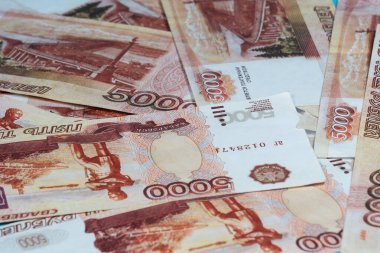 Bir sürü para, yüz değeri 5000 Rus rublesi olan banknotlar, yakın plan. Para Fonu, seçim odaklı