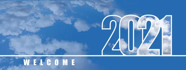 2021 yılına hoş geldiniz. Gökyüzü arka planında beyaz bulut deseni olan büyük sayılar. Yılbaşı konsepti, telif alanı, afiş.