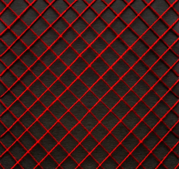 Diagonalne linie z czerwonej nitki. Geometryczne abstrakcyjne tło. Oblique kwadraty, romby na czarnym odizolowanym tle — Zdjęcie stockowe
