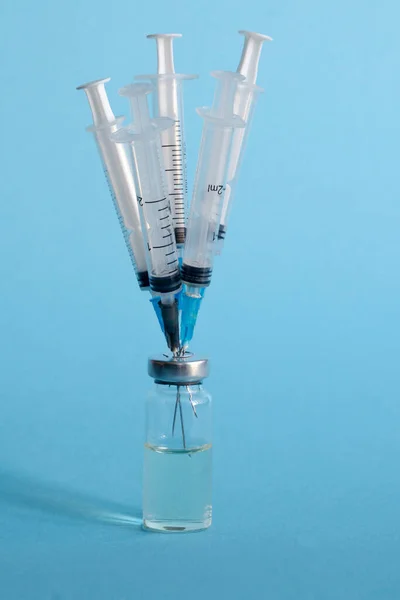 Vertical Image Ampoule Drug Five Medical Syringes Stuck Bottle Cap — Stock Photo, Image