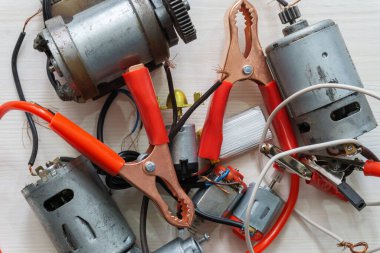 Elektrik cihazlarının, kabloların, çeşitli döküntülerin ve bağlayıcı elementlerin soyut arkaplanı. Geri dönüşüm için elektronik atık kavramı. Yakın çekim, seçici odaklanma.