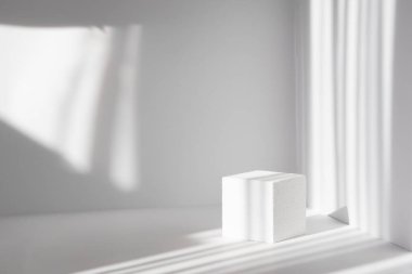 Paketleme ve kozmetik sunumları için 3D podyum. Pencerenin gölgesi olan temiz duvarların olduğu beyaz kare sahne.