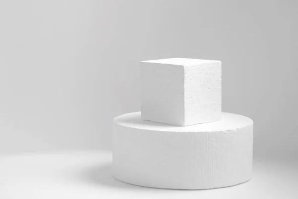 Két Fehér Polisztirolból Készült Geometriai Objektum Kör Négyzet Alakú Egyik — Stock Fotó