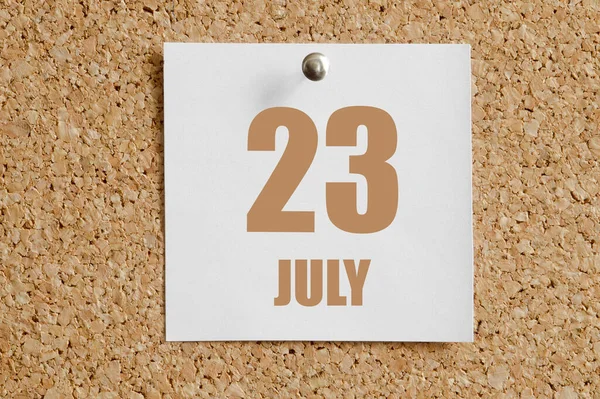 7月23日每月的第23天 日历日期 白色日历表附在棕色软木塞板上 夏天的月份 一年的第一天的概念 — 图库照片