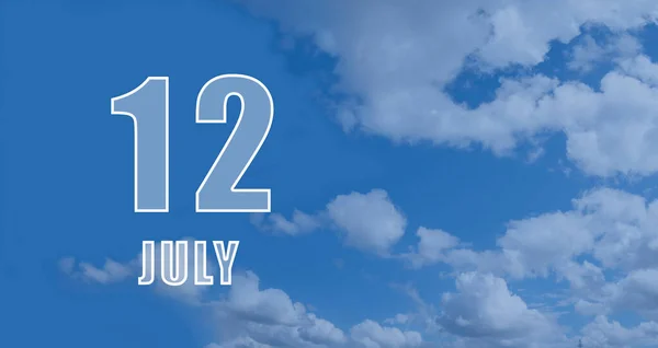 7月12日月12日 日历日期 白色的数字与蓝天的云彩对比 复制空间 夏季月 年月日概念 — 图库照片