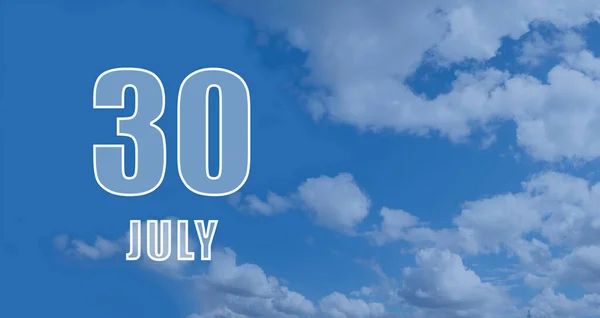 7月30日 月の30日 カレンダーの日付 雲と青い空に対する白い数字 コピースペース 今年のコンセプトの日 — ストック写真